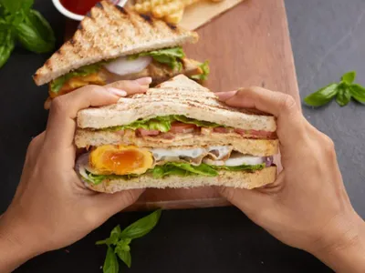 O femeie a mers să-și cumpere un sandwich, lăsând tips 7000 de dolari. Ce face când își dă seama - Foto: Profimedia / imagine cu caracter ilustrativ