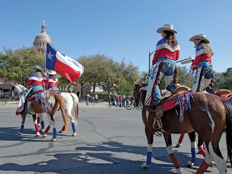 Texani urcă pe Congress Avenue din Austin pentru parada anuală de Ziua Independenței Texasului