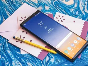 „Infinity Display“-ul cu o diagonală de 6,4 inch dispune de tehnologie „Super AMOLED“ și este cu 0,1 inch mai mare decât cel al precedentului model, Note 8, ceea ce a dus și la modificarea dimensiunilor telefonului