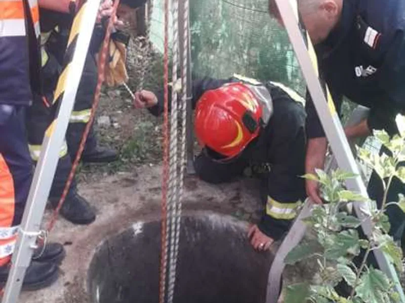 O femeie de 50 de ani a căzut într-o fântână transformată în fosă. A fost salvată de pompieri. / Foto: ISU Vaslui