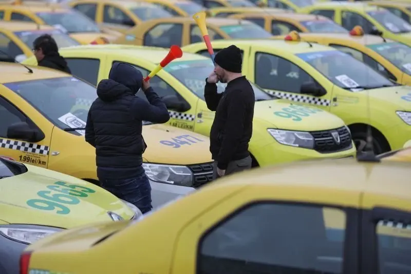 Taximetriștii au blocat Piața Victoriei. Foto Inquam Photos/Octav Ganea