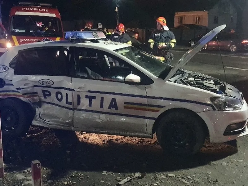 O mașină de la Rutieră cu radar, făcută „garaj” de un BMW. / Foto: tvmneamt.ro