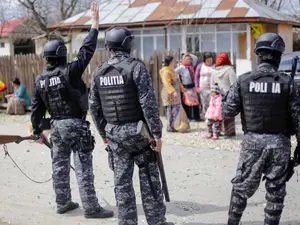 Botez cu bătaie la Măcin. Două clanuri de romi s-au luat „la omor” cu săbii, furci și topoare - FOTO: Inquam Photos / Raul Giuglea