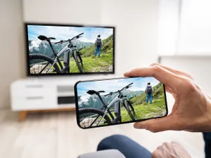 Cum să îți transformi televizorul în Smart TV cu telefonul? Ghid complet pentru iPhone și Android - Foto: Profimedia images