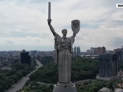 Un trident a înlocuit secera şi ciocanul de pe un monument emblematic din Kiev - Foto: PROTV Chișinău / imagine cu caracter ilustrativ