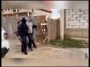 Arestare cu „peripeții”, în județul Bacău. Mașinile polițiștilor, luate la țintă cu pietre - Foto: captură video