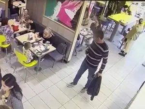 Femeie jefuită, ziua, în amiază mare, într-un restaurant McDonald's din România. / Foto: opiniatimisoarei.ro