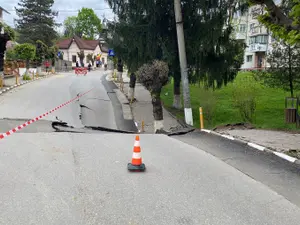 Încă un bloc va fi evacuat la Slănic. Adâncimea craterului este de minim 18 metri - Foto: Profimedia Images