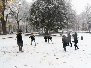 Copii jucându-se în zăpada - Foto: Profimedia Images - Caracter ilustrativ