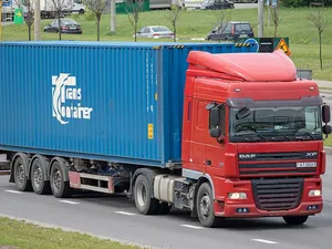 Un şofer de camion a fost amendat cu 3 milioane de euro. Avea în maşină marfă contrafăcută - Foto: Wikipedia/Homoatrox