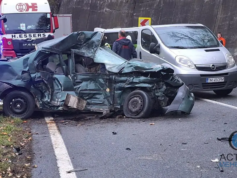 Un TIR a spulberat o Dacia Logan pe DN6, la Orșova. Șoferul mașinii a murit pe loc - Foto: actualmehedinti.ro