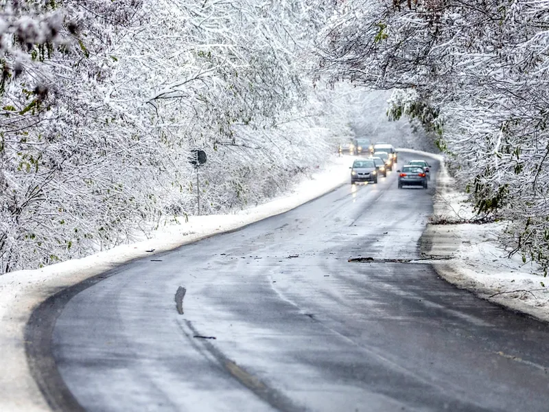 Probleme de trafic din cauza zăpezii depuse pe carosabil - Foto: INQUAM PHOTOS/ Casian Mitu