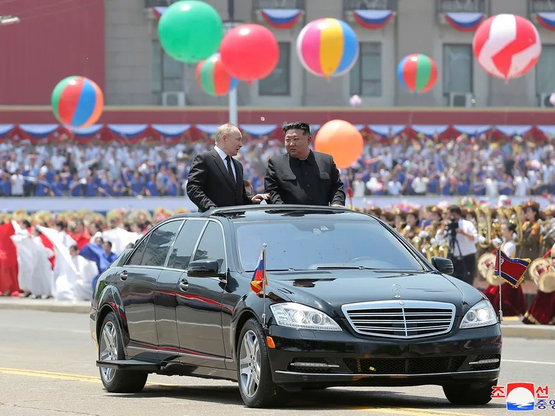 Kim Jong-Un l-a plimbat pe Putin într-un Mercedes S-Class de contrabandă vechi de 19 ani - Foto: Profimedia images