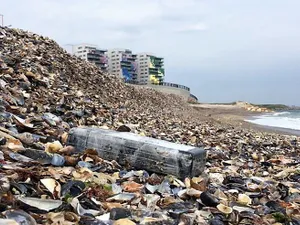 Pachet de cocaină pe plaja din Constanța/Foto: Europa FM