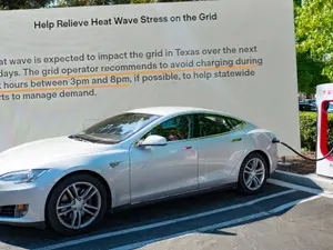 Tesla îi roagă pe proprietarii de mașini electrice să nu încarce în orele de vârf din cauza caniculei. / Foto: thedrive.com