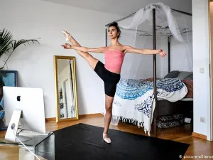 Balerina Vivian Assam, din ansamblul berlinez, exersează în propria locuinţă