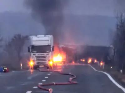 Trafic blocat marți pe DN 72 în Dâmbovița, după ce o autocisternă a fost cuprinsă de flăcări - Foto: Facebook/DSU