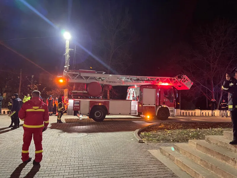 Incendiu într-un bloc din Craiova. 60 de persoane au fost evacuate de urgență - FOTO: Facebook/ ISU Dolj