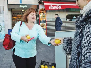 Ioana Uricaru a împărțit lămâi în București și invitații la film