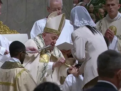 Papa Francisc adus în scaun cu rotile în Bazilica Sf. Petru de Paștele Catolic. Care este starea lui - Foto: Profimedia / imagine rol ilustrativ