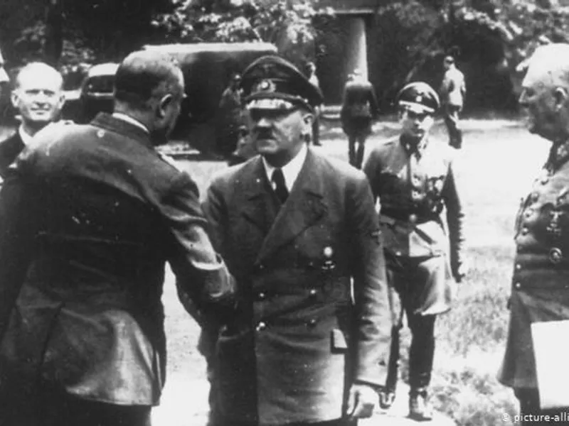 Hitler îi arată dictatorului italian Mussolini urmările exploziei din baraca de la „Wolfsschanze"