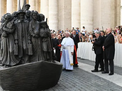 Papa Francisc a inaugurat o statuie dedicată migranților, la Vatican. Sursa foto: NY Times