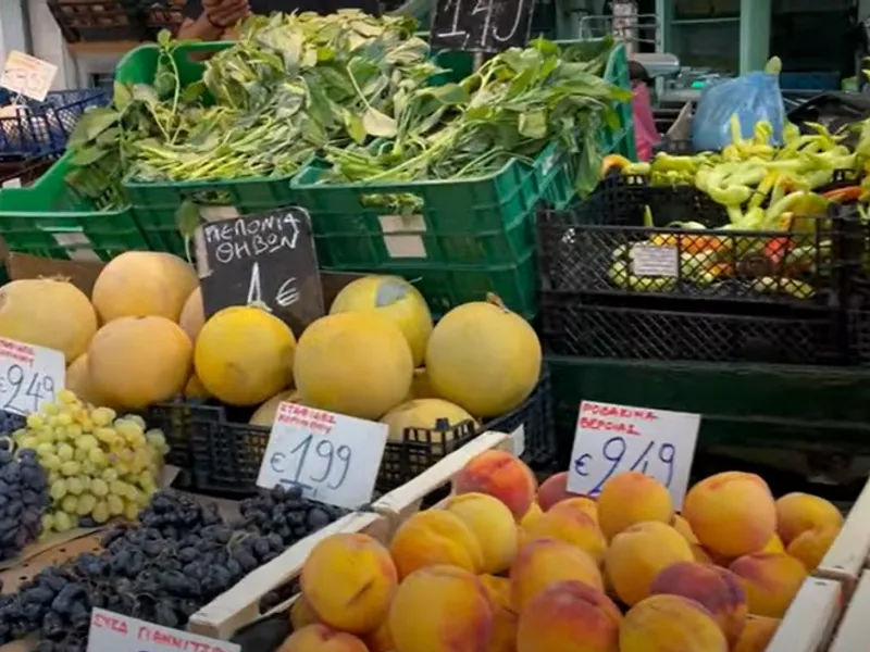 Prețurile în piață în Salonic, mai mici decât în București: 3 €/kg coaste, 4 €/kg fripturi. / Foto: captură video