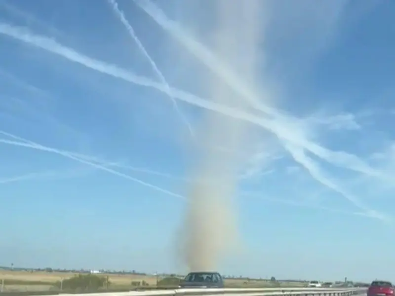 O tornadă a fost surprinsă pe autostrada București - Pitești. Cum a fost posibil? foto: Facebook/Meteoplus