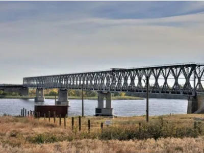 Ucraina a distrus podul feroviar Antonovski/foto: mil.in.ua