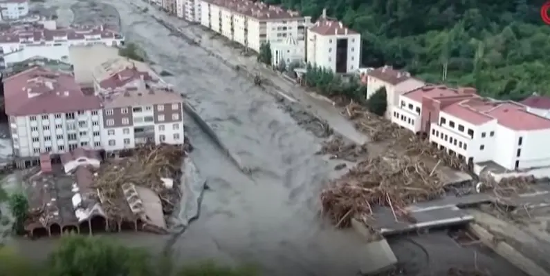 Peste 1.700 de oameni au fost evacuați dintr-un oraș. FOTO: Captură video