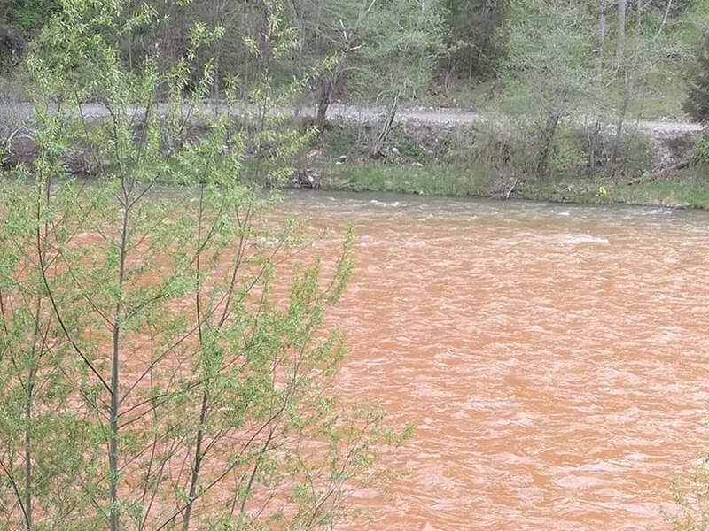 Poluare cu ape de mină, provenite de la fosta mină Isipoaia, pe Bistrița - Foto: Facebook/Cuhar Luciea