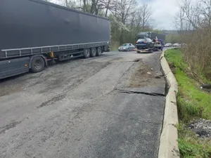 DN6 s-a surpat, TIR-urile merg pe burtă. - Foto: Facebook/Compania Nationala de Administrare a Infrastructurii Rutiere