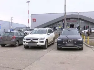 Zeci de mașini din Ucraina, „abandonate” în parcarea Aeroportului Iași/FOTO: ziaruldeiasi.ro