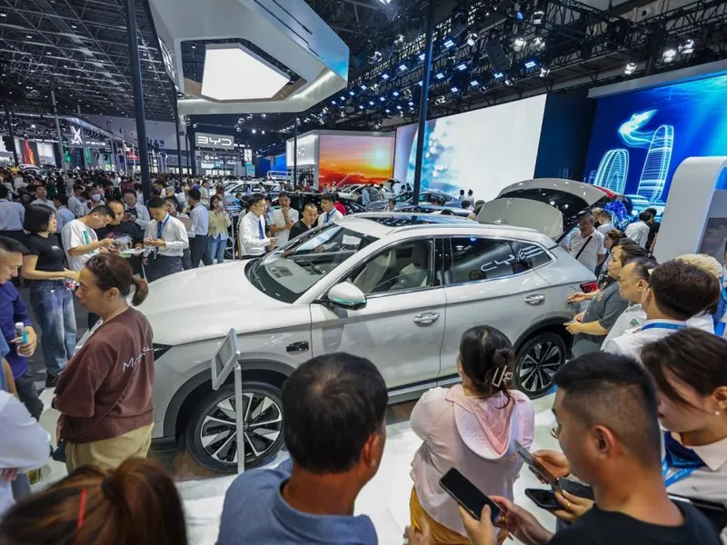 Oamenii vizitează standul BYD în timpul Expoziției Internaționale de Automobile Hainan 2025 și Haikou - Foto: Profimedia Images (Imagine cu caracter ilustrativ)