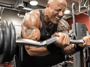 Dwayne Johnson nu va mai folosi arme adevărate la filmele sale după drama din filmul lui Baldwin / XXl Nutrition