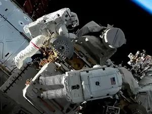 Astronauții NASA Jasmin Moghbeli (sus) și Loral O'Hara (jos) mergeau în spațiu de la Stația Spațială Internațională pe 2 noiembrie – lucrând la rețelele solare ale stației – când Moghbeli a pierdut din neatenție o geantă cu instrumente. FOTO: NASA