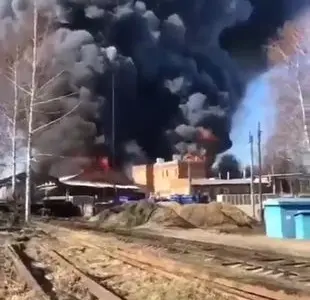 Incendiu uriaș, la cel Combinatul chimic Dmitrievski, cel mai mare din Rusia. / Foto: mirror.co.uk