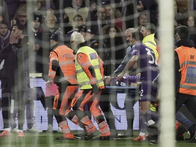 Un fotbalist s-a prăbuşit pe teren. Meciul Fiorentina - Inter s-a întrerupt în minutul 17 - Foto: Profimedia Images