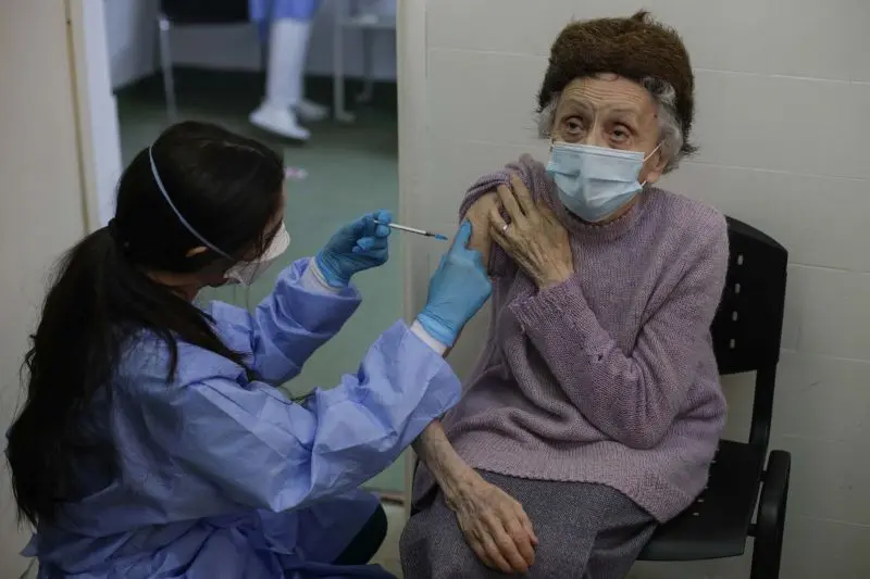 Vaccinarea ne va scăpa de mască. Dar nu imediat. Foto Inquam Photos/George Călin