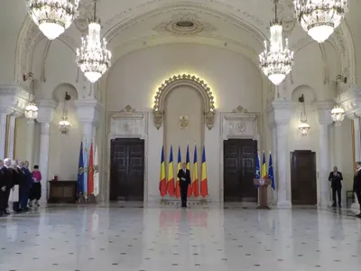 Președintele Iohannis a decorat mai mulți medici, profesori şi economişti de Ziua Națională. / Foto: captură video