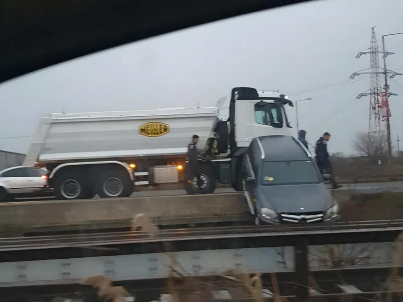 Un șofer începător a „zburat” cu un SUV Mercedes de pe Centura București pe șina de tren - Foto: Facebook/Info Trafic București și Ilfov