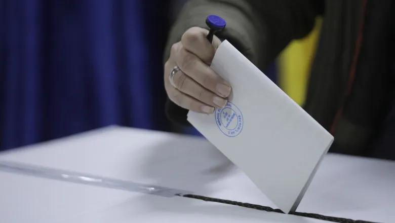 Numărul cetățenilor români cu drept de vot a scăzut cu 11.031 în decembrie 2021, până la 18.875.052. / Foto: digi24.ro