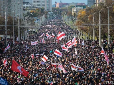 O nouă zi de proteste masive în Belarus. Sursa foto: Twitter - @AlexKokcharov