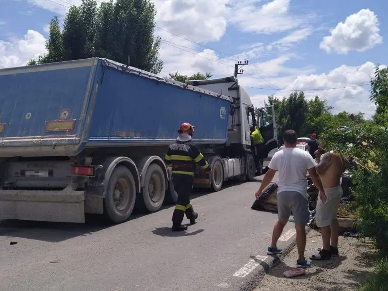 Accident cu 16 persoane, la Butimanu. Un TIR a acroșat o dubă și a proiectat-o într-o căruță. / Foto: targovistenews.ro, Facebook