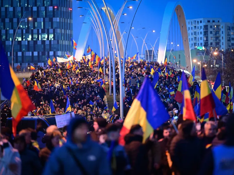 Cum a copiat Călin Georgescu atitudinea de „Zeu”? „Nici Mussolini nu a era alături de manifestanți” - Foto: Profimedia Images