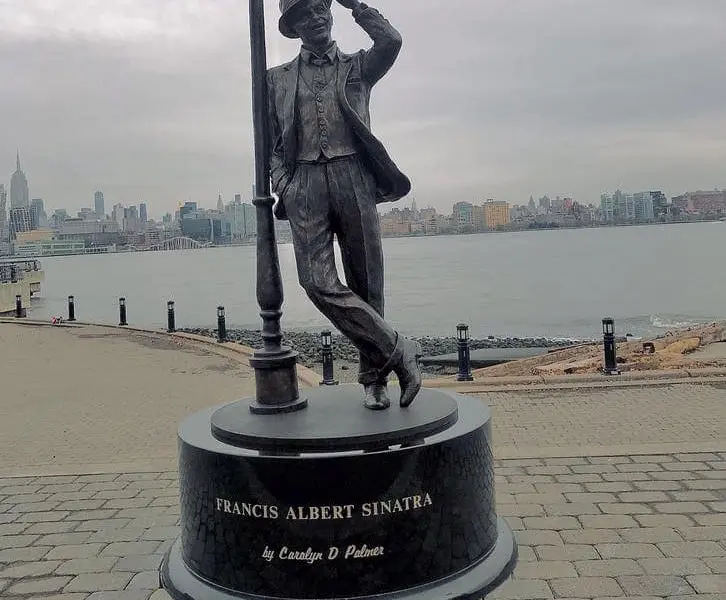 Statuia de bronz din Hoboken. FOTO: facebook