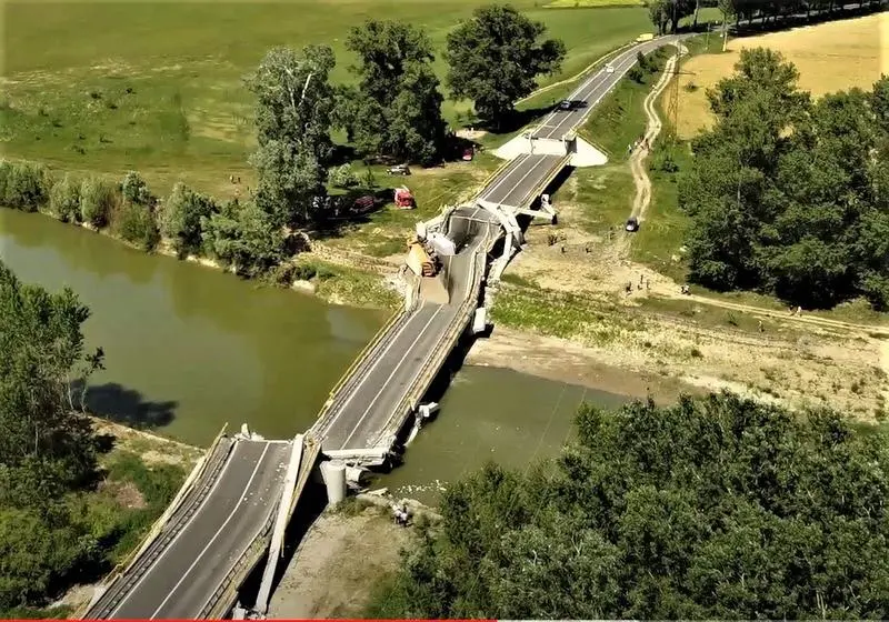 Podul peste Siret a rezistat doar șase luni de la reabilitare/ Foto: Facebook