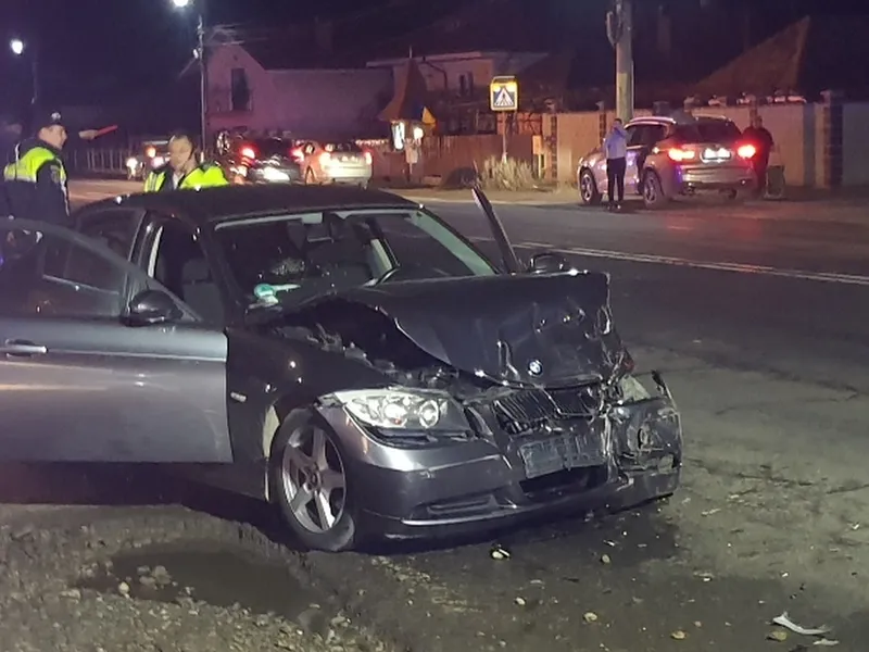 O mașină de la Rutieră cu radar, făcută „garaj” de un BMW. / Foto: tvmneamt.ro