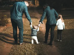 Familie cu copii- Foto: PEXELS PHOTOS/Vidal Balielo Jr.