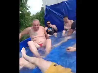 Mai mulți bărbați au întins o prelată în bena unui camion, au umplut-o cu apă și s-au plimbat cu „piscina mobilă” pe străzi. / Foto: captură video